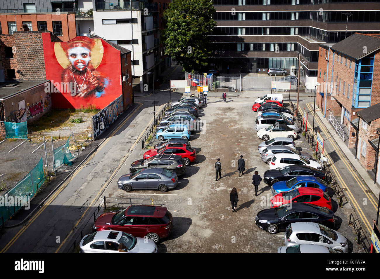 Manchester Northern Quarter graffiti murali sulle Gable End Street murale " Papua Nuova Guinea' da Dale Grimshaw, Ancoats e parcheggio SIP Foto Stock