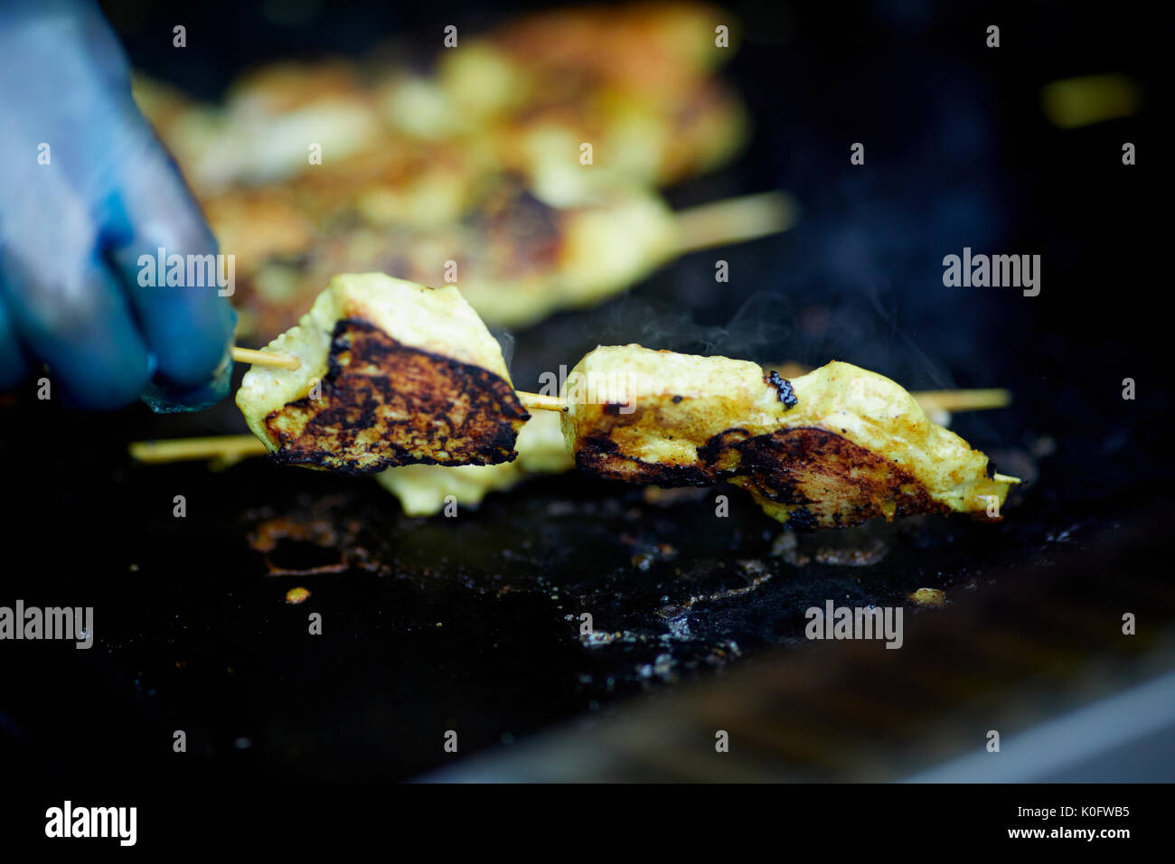 L'uscita di Lowery a Salford Quays 'Makers mercato " kebab bastoni Foto Stock