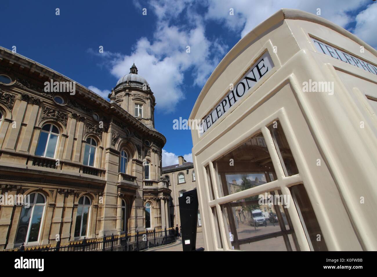 Scafo Il museo marittimo e la crema casella Telefono, Queens Dock Road, Hull, città di cultura, REGNO UNITO Foto Stock