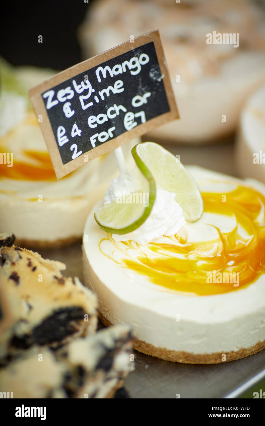 L'uscita di Lowery a Salford Quays 'Makers mercato " Mango e lime cheesecake Foto Stock