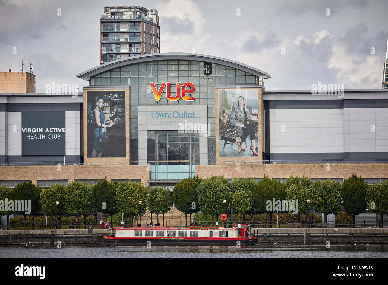 Manchester MediaCityUK a Salford Quays,Lowery Outlet mall sul lungomare docks baia centrale Foto Stock