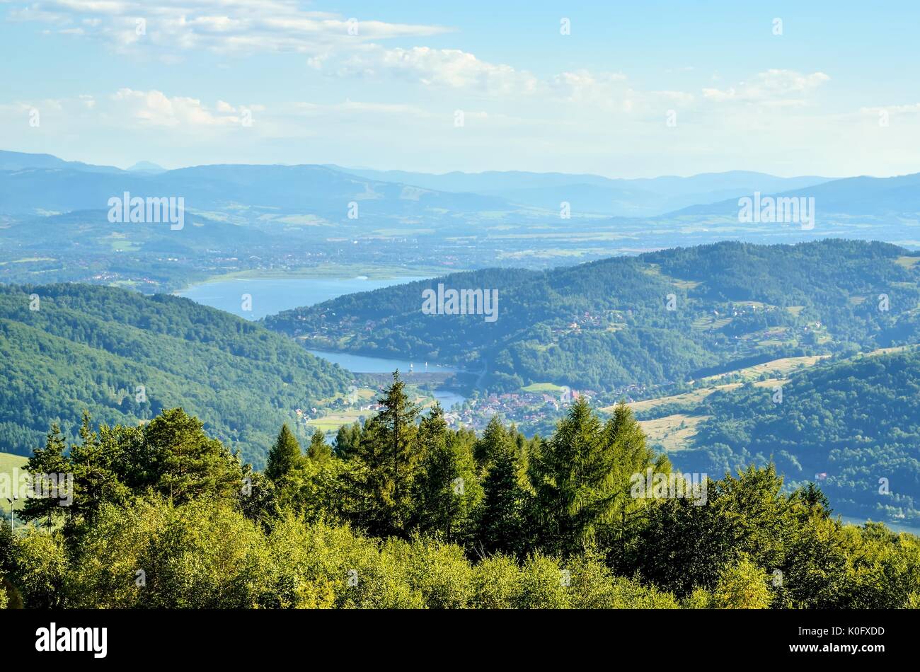 In estate il paesaggio delle colline. Villaggi nel bellissimo scenario di montagna. Foto Stock