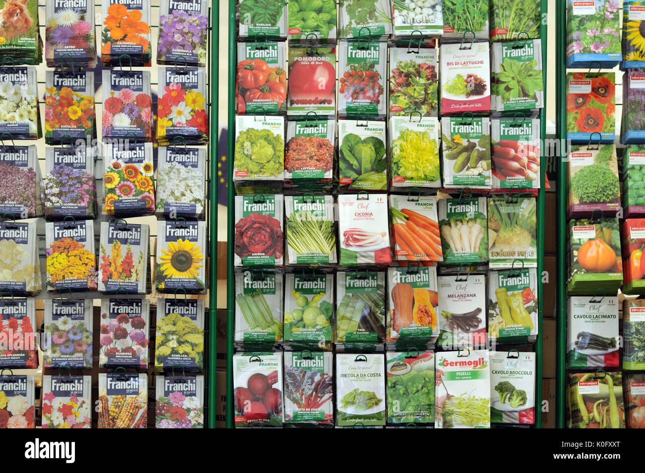 I semi in pacchetti per la vendita su un supporto colorato dei pacchetti con diversi fiori di frutta e verdura per crescere il vostro proprio nel giardinaggio hobby Foto Stock