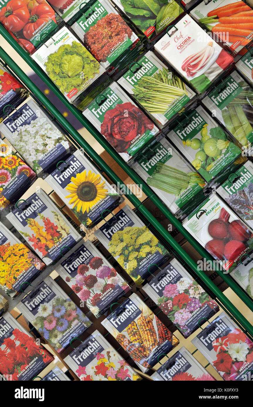 I semi in pacchetti per la vendita su un supporto colorato dei pacchetti con diversi fiori di frutta e verdura per crescere il vostro proprio nel giardinaggio hobby Foto Stock