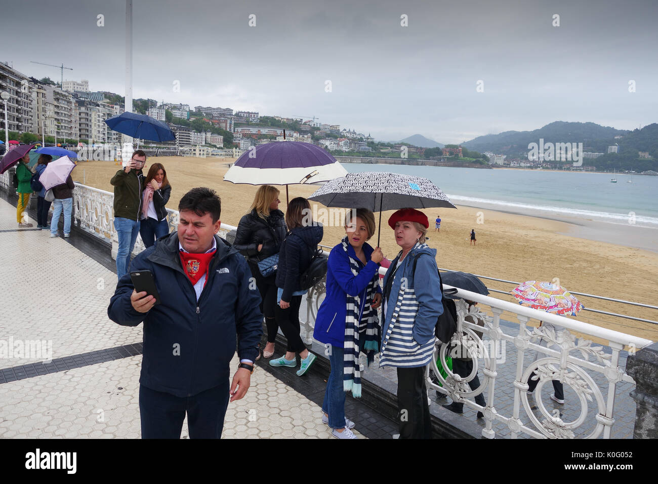 Fotografie Selfie sotto la pioggia a San Sebastian, Spagna. Foto Stock
