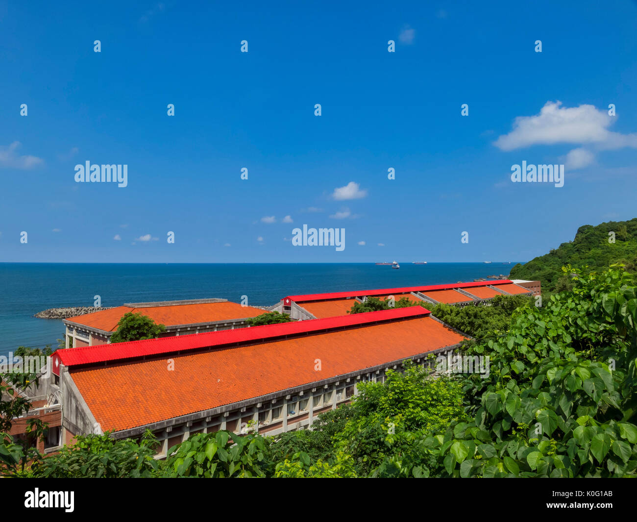 Tetto arancione, oceano e cielo blu al Si Zih Wan, Kaohsiung, Taiwan Foto Stock