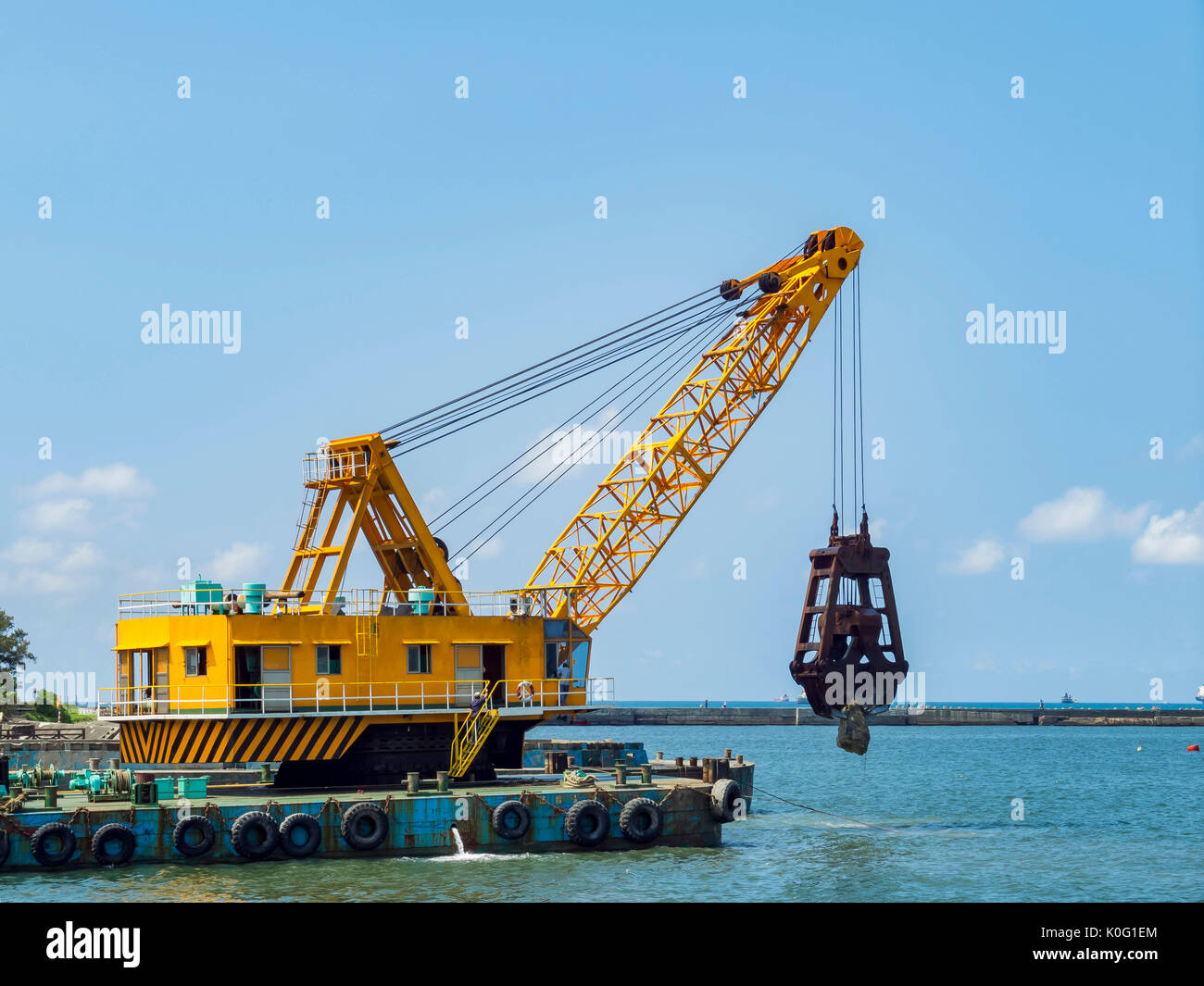 Gru grande appesa una roccia al Si Zih area Wan, Kaohsiung, Taiwan Foto Stock