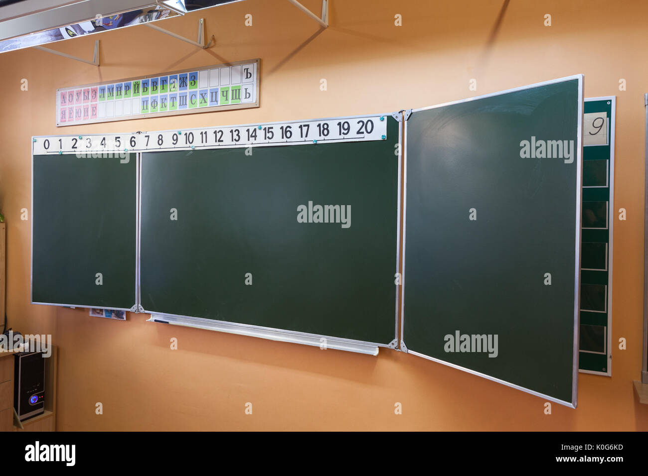 Verde lavagna pulita in aula della scuola in Russia. Alfabeto russo è sulla parte superiore Foto Stock