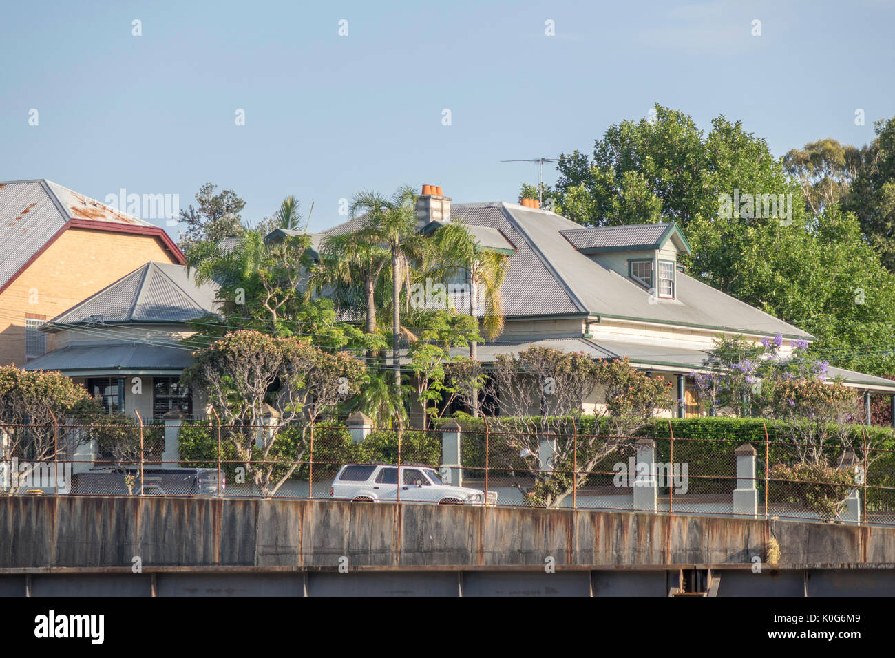 Una tradizionale casa australiana con stagno tetto ondulato In Rozelle, Sydney Australia Foto Stock