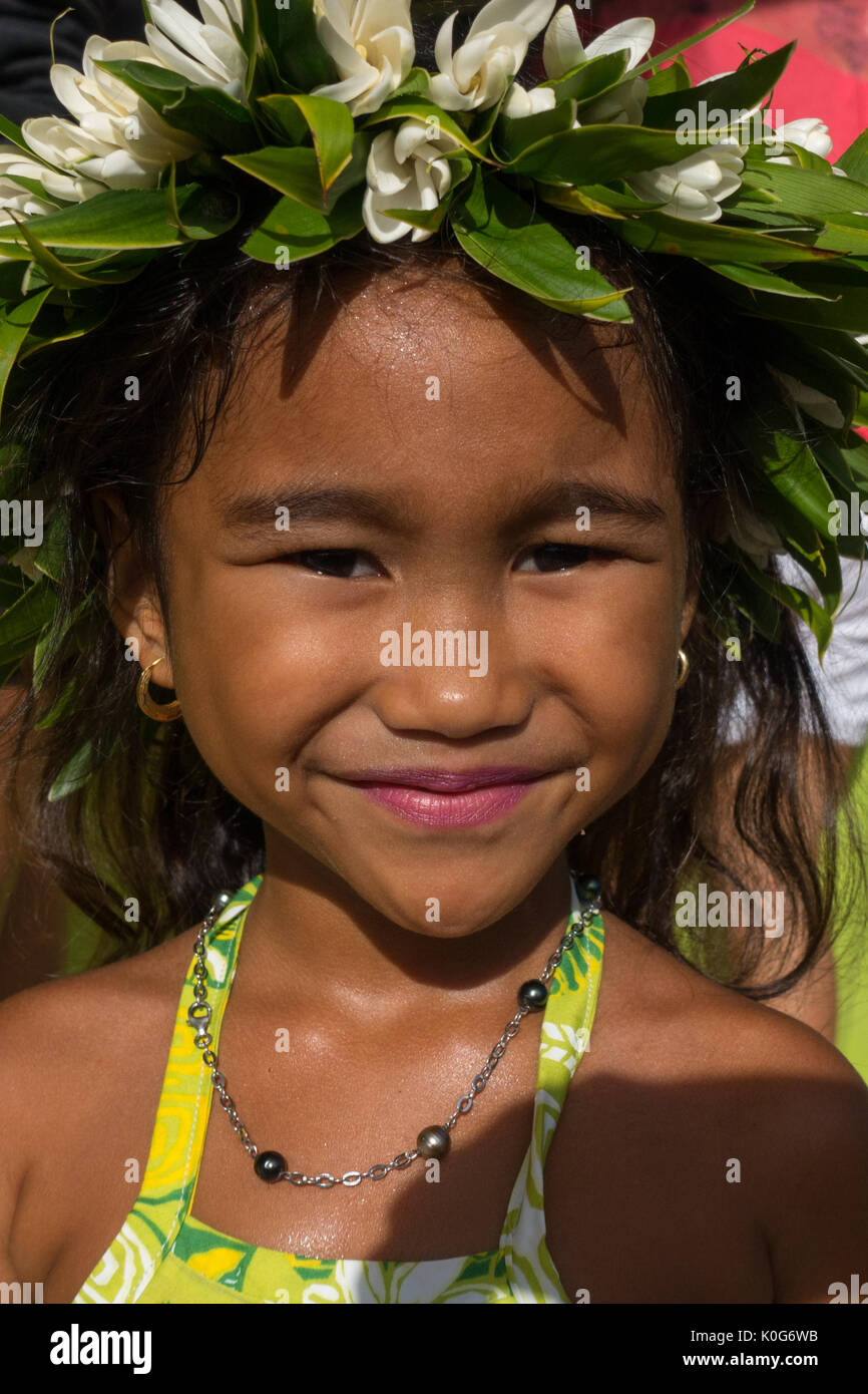 Giovane ragazza polinesiana godendo del suo ultimo giorno di scuola in Taha'a Polinesia Francese Foto Stock