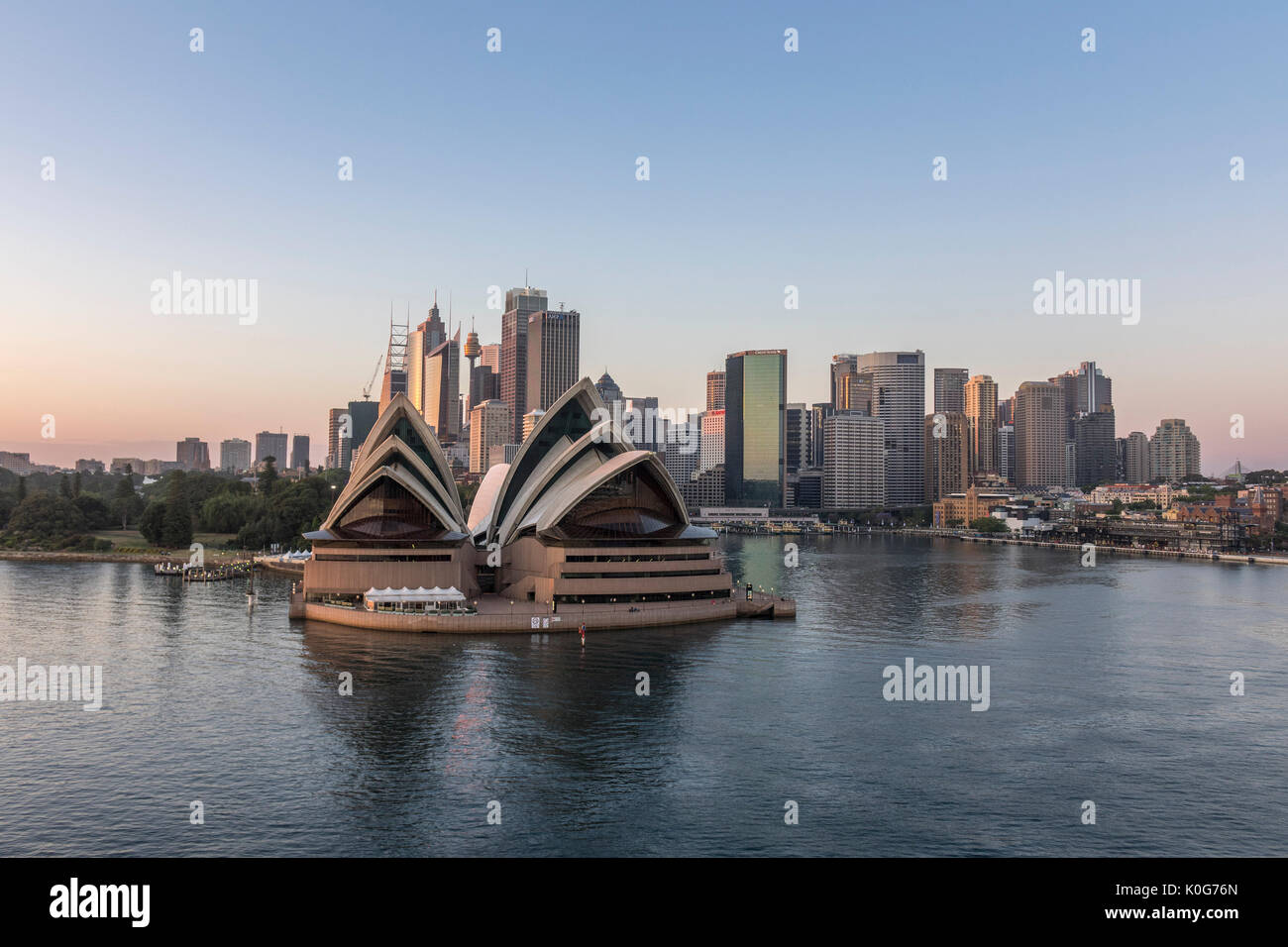 Alba alla Opera House di Sydney e il centro cittadino di City Central Business District (CBD), Skyline con Circular Quay Australia Foto Stock