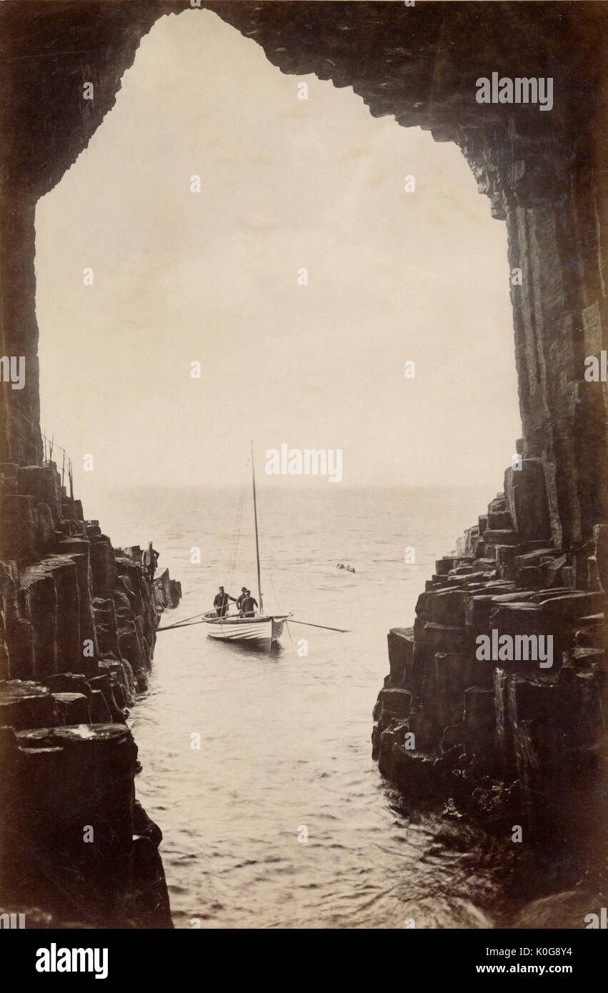 Fingal's Cave dall'interno; circa 1890 Scotland Regno Unito Foto Stock