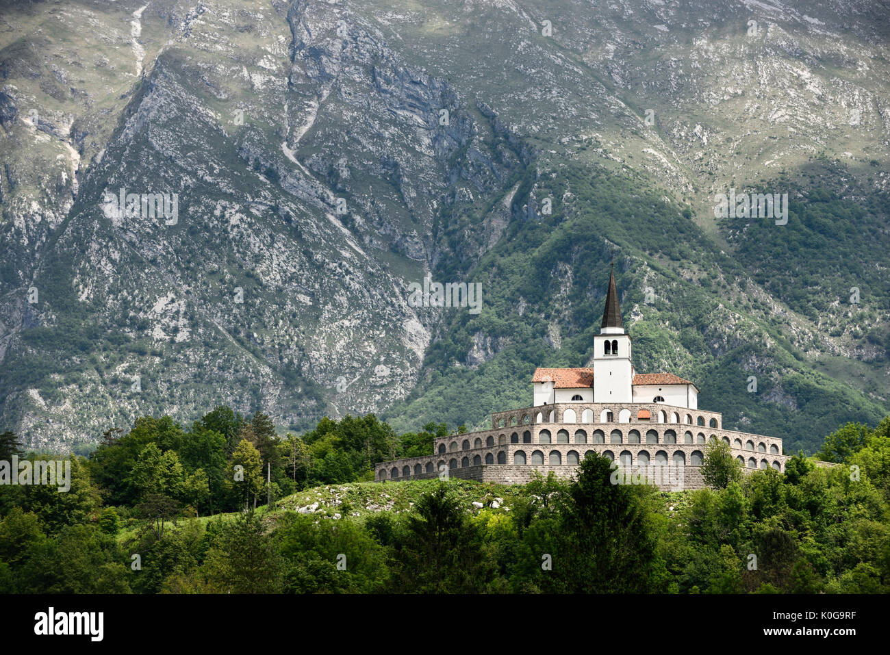 St Anton chiesa alla Prima Guerra Mondiale Memorial Cemetery ossario dei caduti soldati italiani a Kobarid Slovenia con Krn montagne sullo sfondo Foto Stock