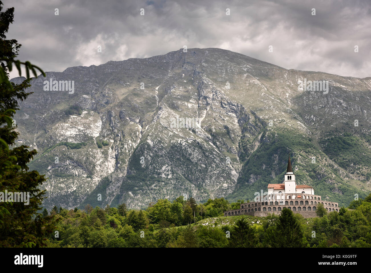 Sant Antonio a Prima Guerra Mondiale Memorial Cemetery ossario dei caduti soldati italiani a Kobarid Slovenia con Krn montagne sullo sfondo Foto Stock