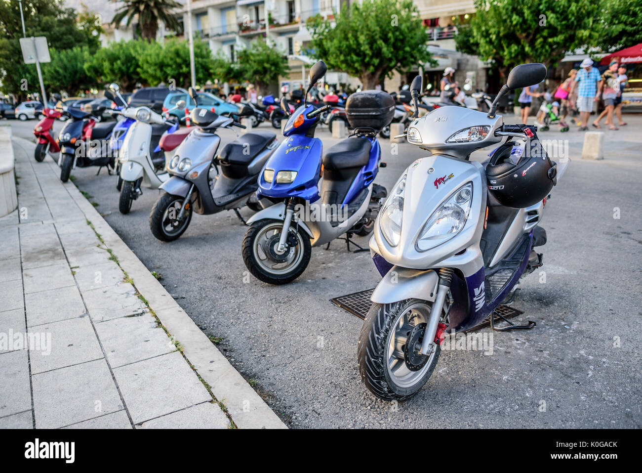 Ciclomotori nella città di parcheggio. Foto Stock