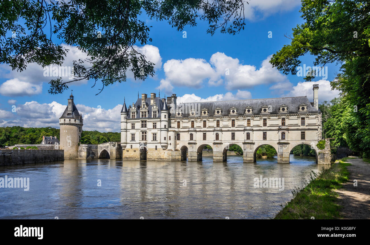 Francia, Indre-et-Loire department, Chenonceau, vista del Château de Chenonceau, un sedicesimo secolo tardo gotico e rinascimentale castello di stile spanning t Foto Stock