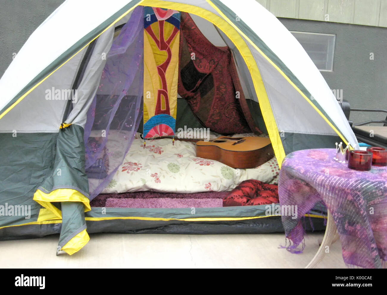 Una tenda da campeggio è utile come un ripiego sukkah durante Sukkot. Foto Stock