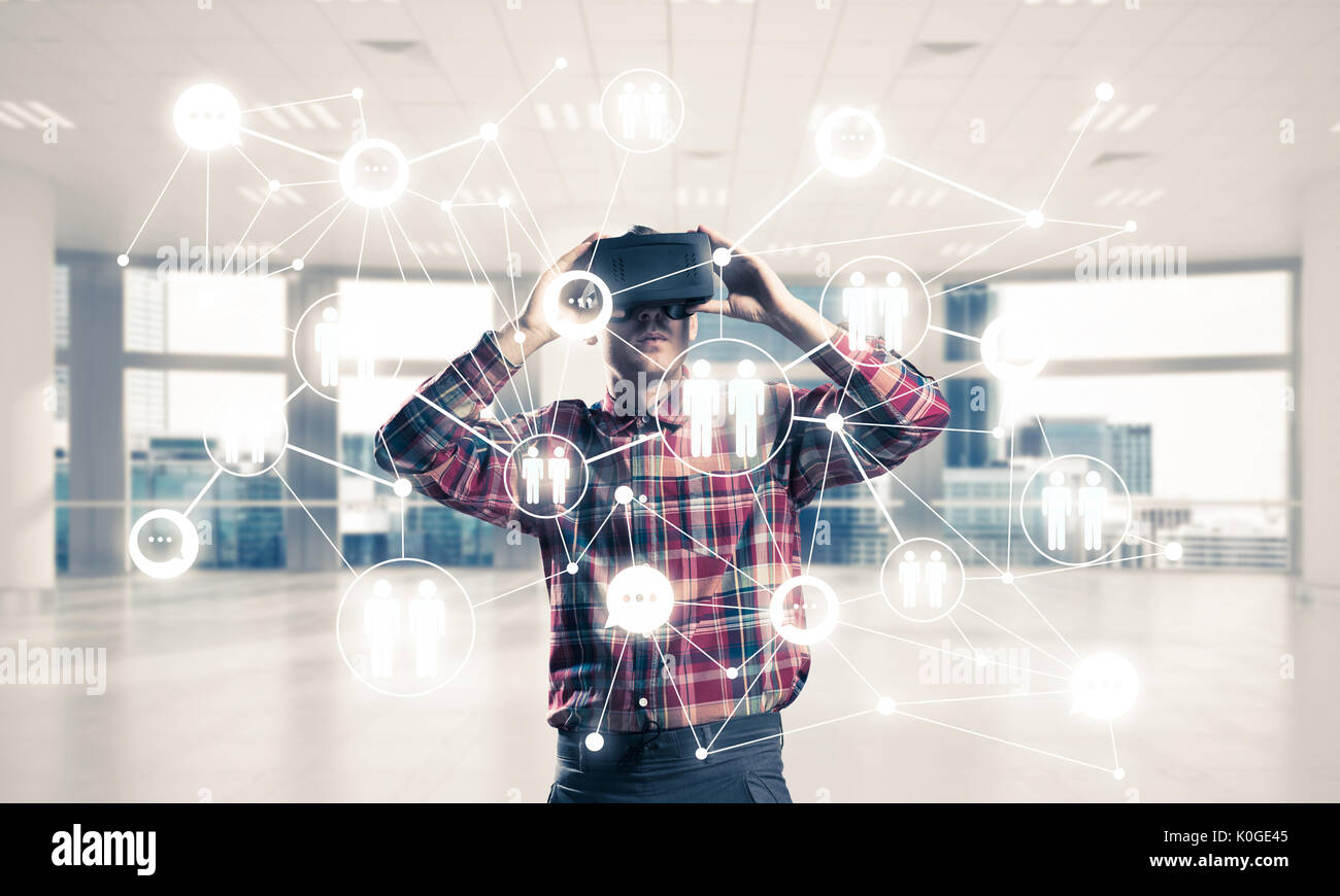 Ragazzo indossa controllato shirt e maschera virtuale dimostrare alcune em Foto Stock