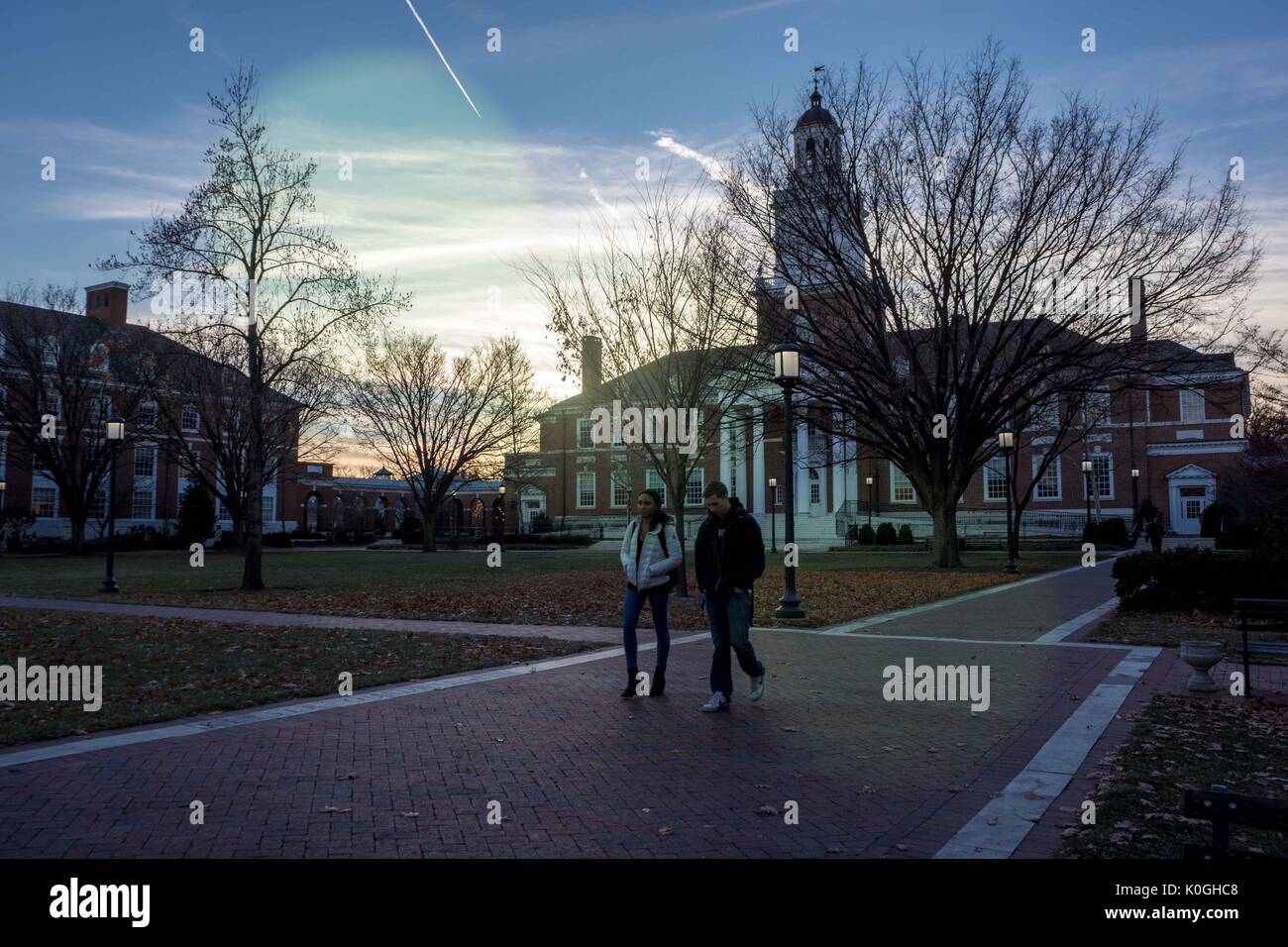 Due studenti camminano su un sentiero in mattoni di fronte a Gilman Hall sul Keyser Quadrangle del campus Homewood della Johns Hopkins University di Baltimora, Maryland, 2014. Cortesia Eric Chen. Foto Stock