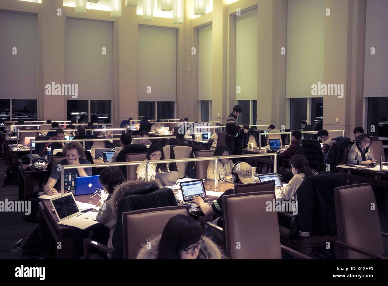 Gli studenti universitari studiano di notte nella sala di lettura del Brody Learning Commons, uno spazio di studio e una biblioteca nel campus Homewood della Johns Hopkins University a Baltimora, Maryland, 2015. Cortesia Eric Chen. Foto Stock