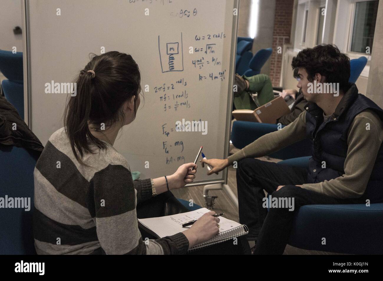 Due studenti studiano utilizzando una lavagna bianca nel Brody Learning Commons, una biblioteca e uno spazio di studio nel campus di Homewood della Johns Hopkins University a Baltimora, Maryland, 2015. Cortesia Eric Chen. Foto Stock