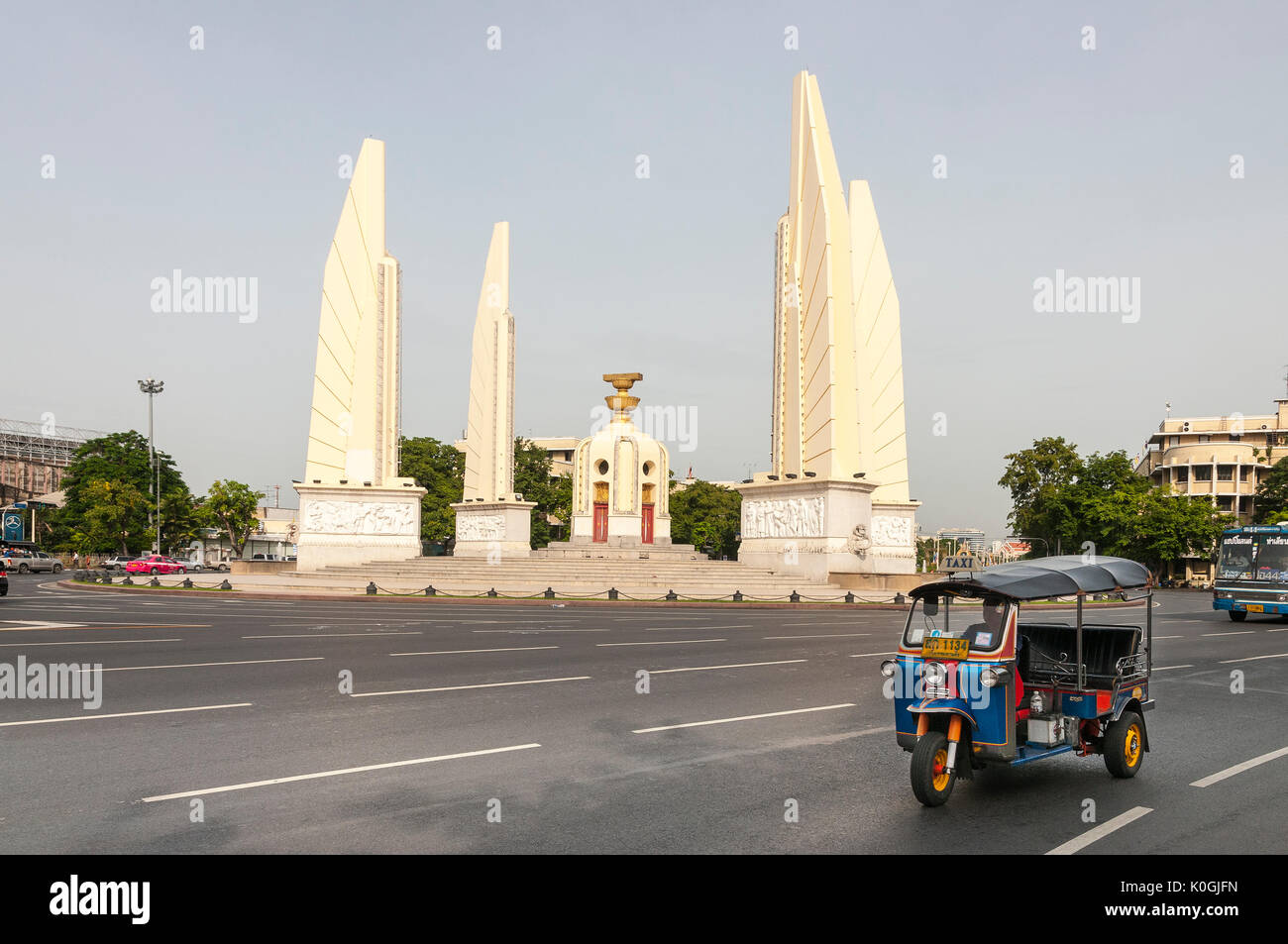 La democrazia è un monumento su Ratchadamnoen Avenue, Bangkok, Thailandia Foto Stock