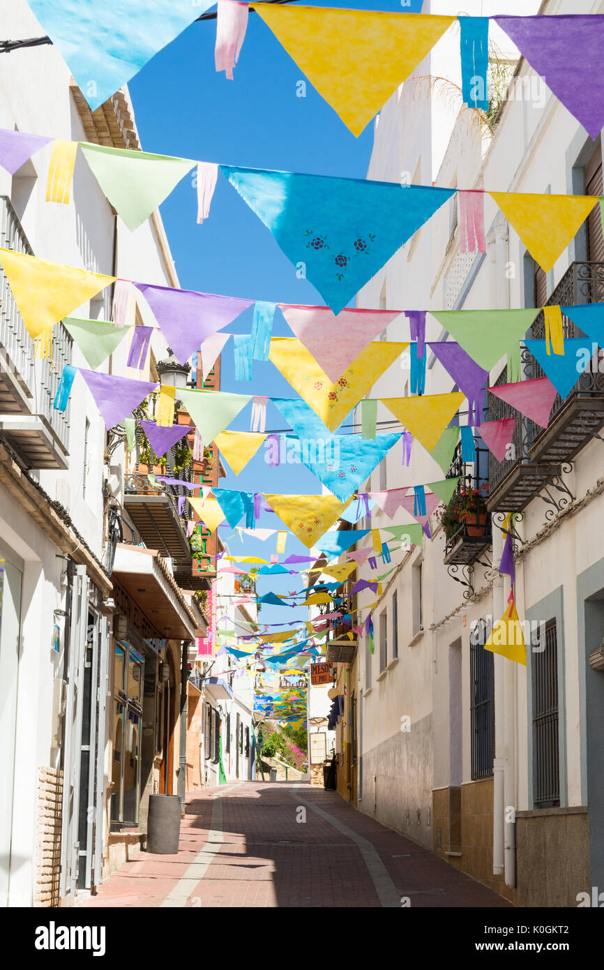 Fiesta bunting appesi nelle strade di Moraira, Alicante, Spagna Foto Stock