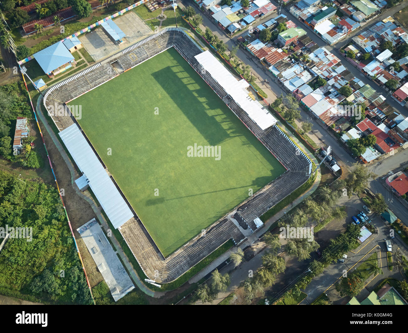 Campo da calcio in vista dell'antenna. Le nuove crescenti erba sul campo di calcio Foto Stock