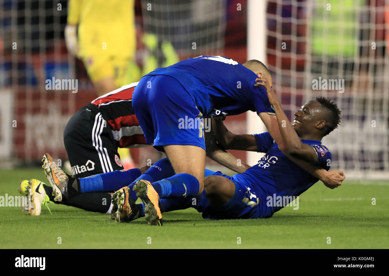 Il Leicester City's Ahmed Musa punteggio celebra il suo lato del quarto obiettivo del gioco con i compagni di team durante la Coppa Carabao, Secondo Round corrispondono a Bramall Lane, Sheffield. Foto Stock