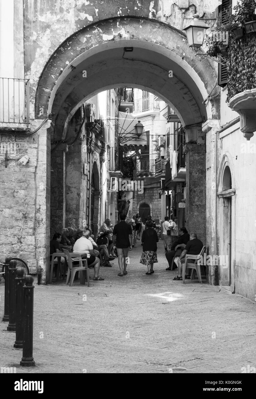 Bari, Italia - la capitale della regione Puglia, una grande città sul mare adriatico, con il centro storico denominato Bari vecchia e il famoso lungomare Foto Stock