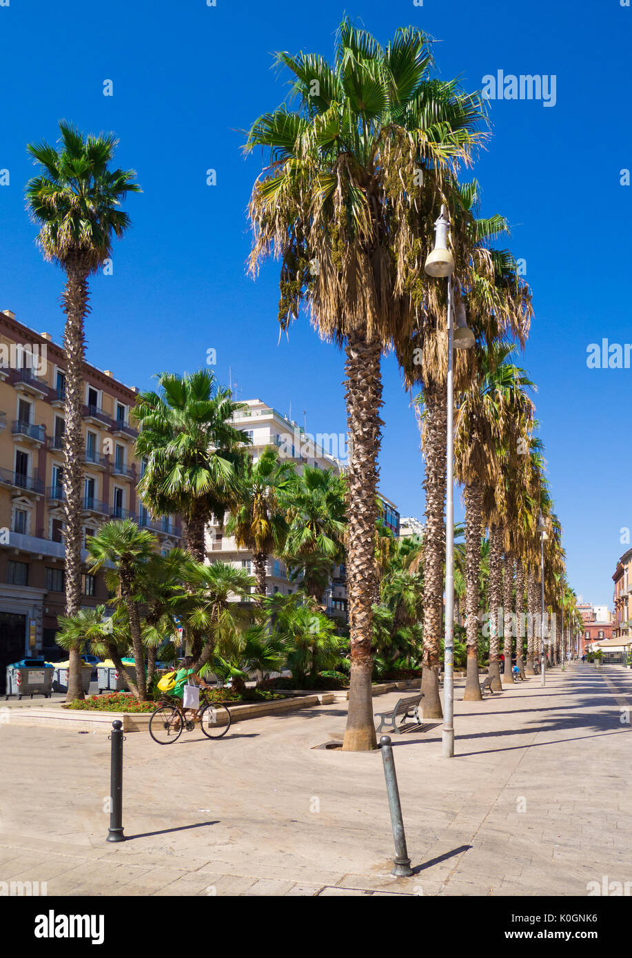 Bari, Italia - la capitale della regione Puglia, una grande città sul mare adriatico, con il centro storico denominato Bari vecchia e il famoso lungomare Foto Stock