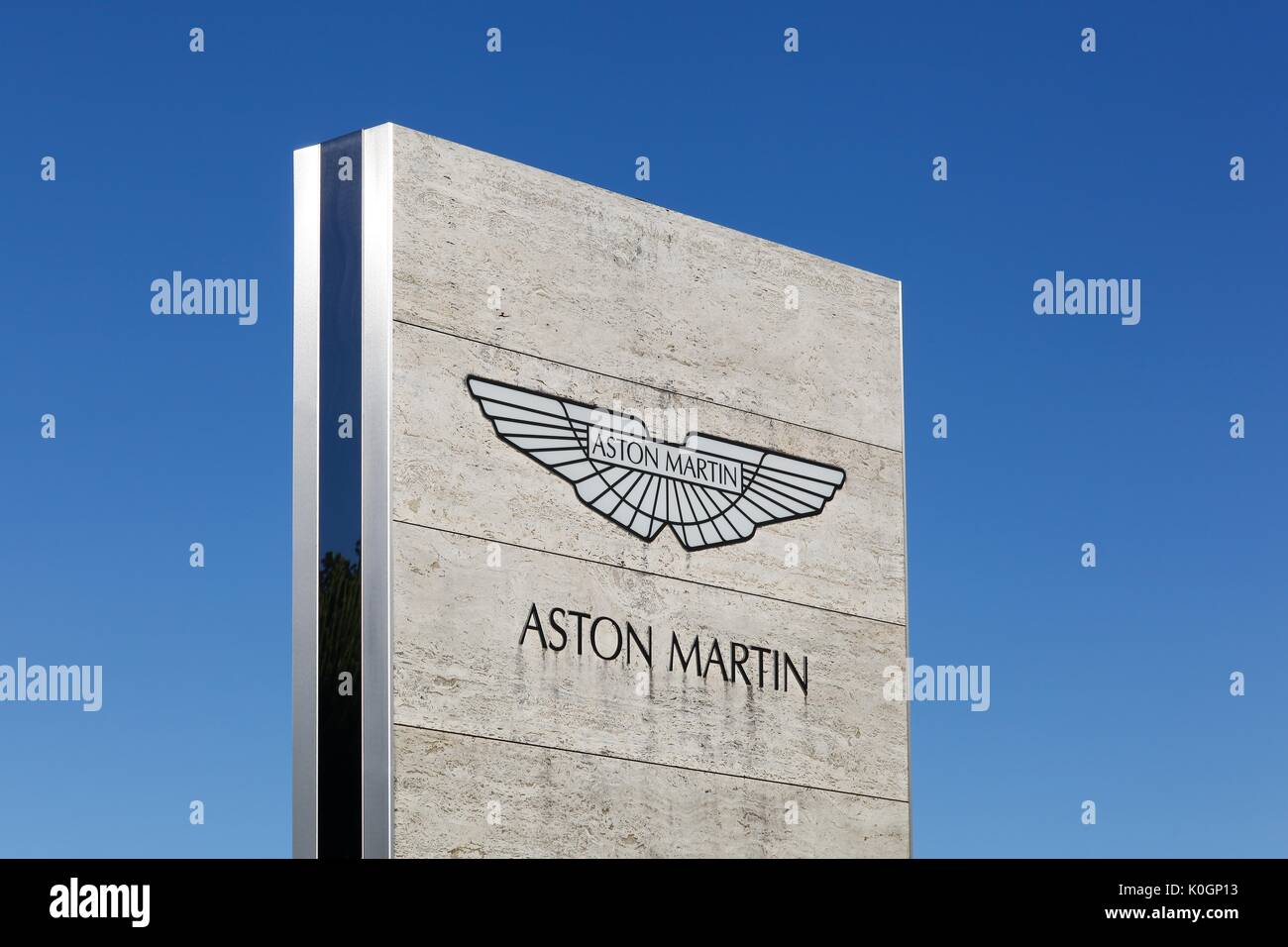 Merignac, Francia - 5 Giugno 2017: Aston Martin logo su un pannello. Aston Martin è un produttore britannico di vetture sportive di lusso e grand tourer Foto Stock