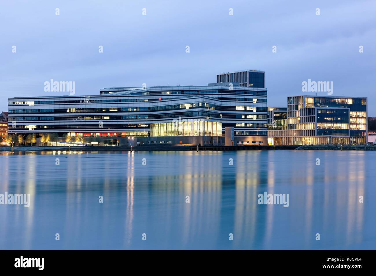 Aarhus, Danimarca - 8 Novembre 2015: porto di Aarhus al blue ora con Navitas e best-seller edifici, Danimarca Foto Stock