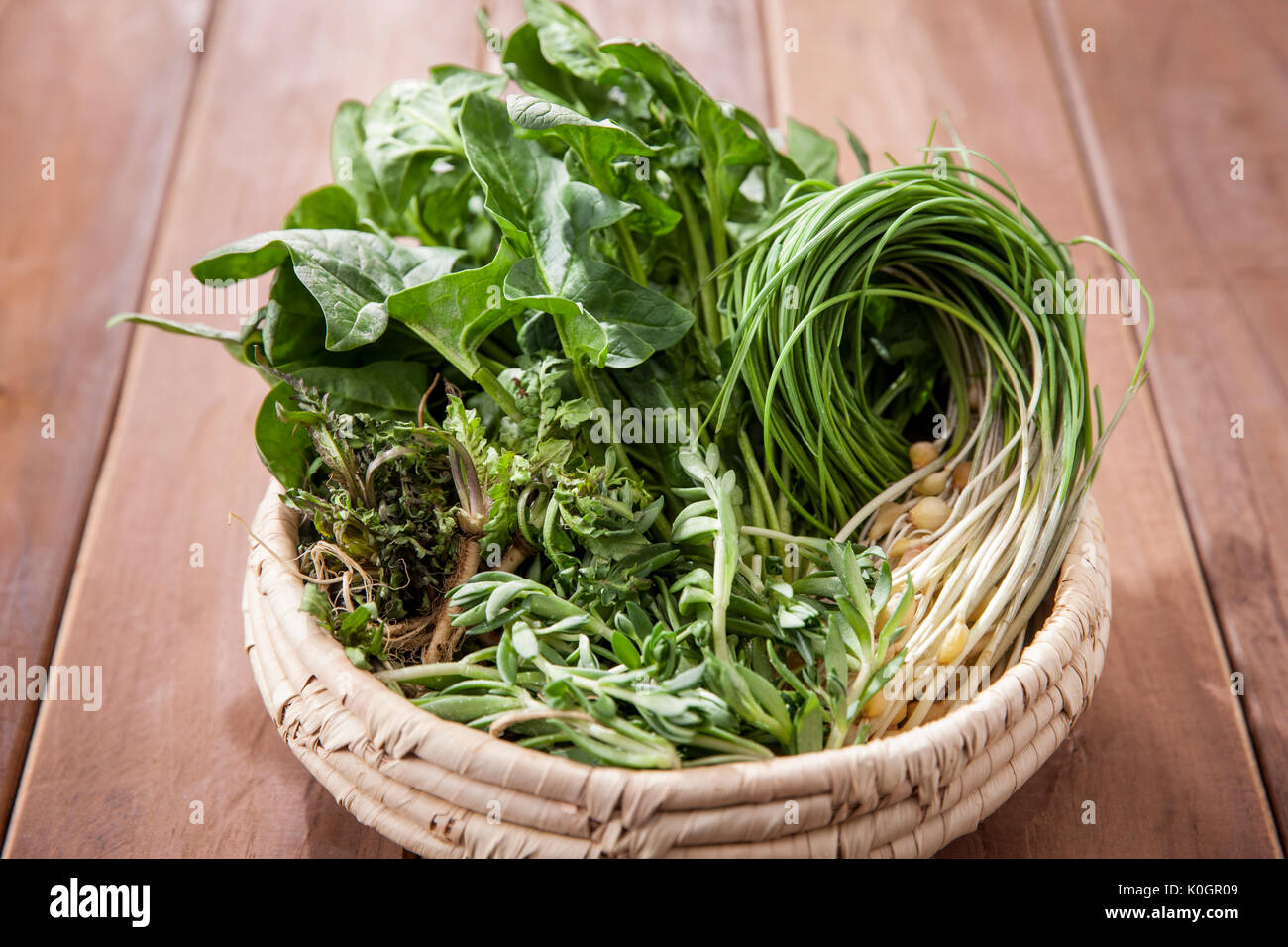 Varie fresche verdure a molla in un cestello Foto Stock