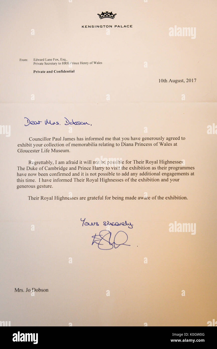 Una lettera da Kensington Palace inviato a Jo Dobson dopo che lei lo ha invitato, attraverso il suo consigliere Paolo James, il Duca di Cambridge e il principe Harry per partecipare all'apertura di una Principessa Diana del Galles raccolta di cimeli a Gloucester Life Museum. Foto Stock