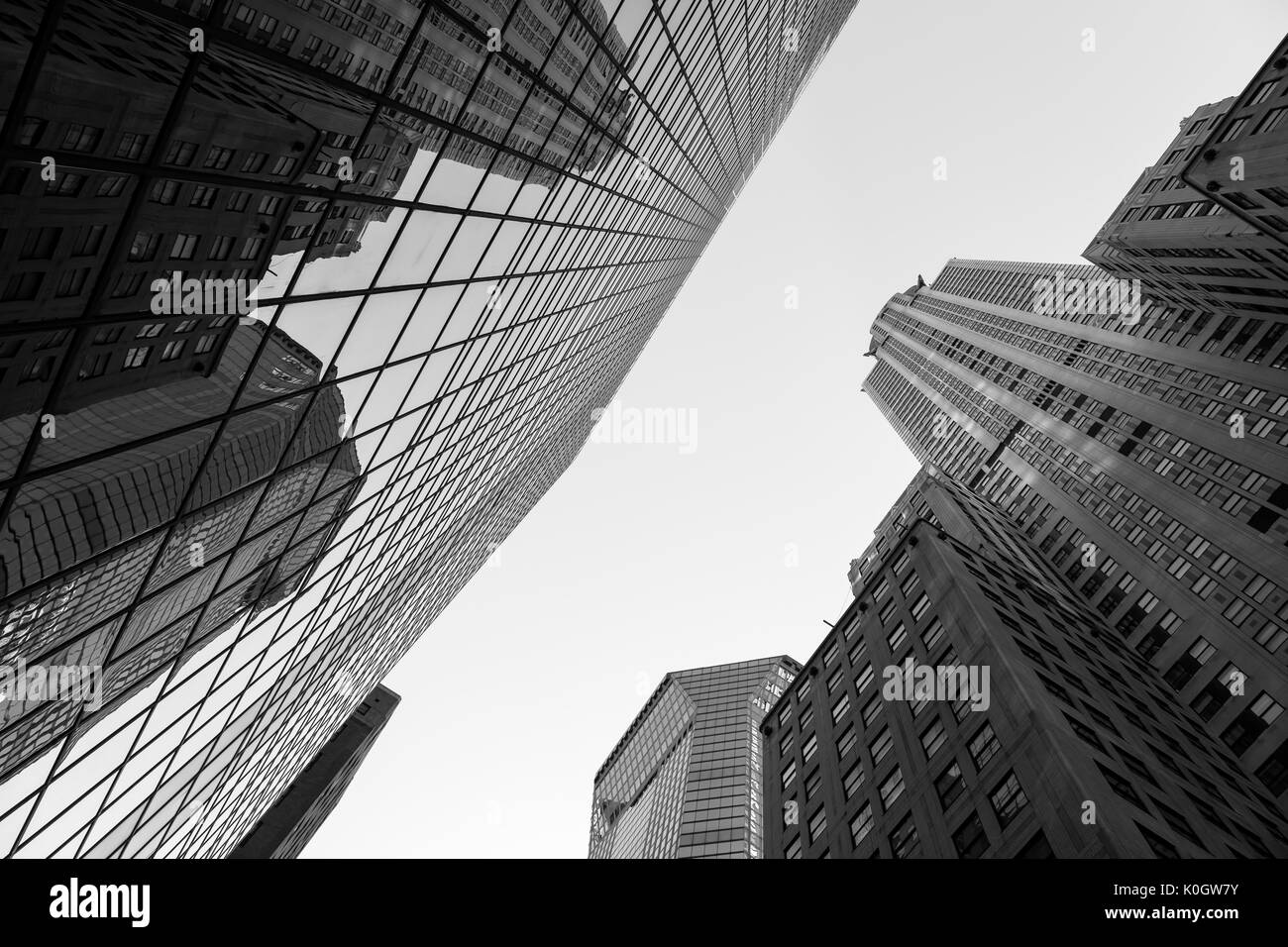 Vista delle strutture architettoniche nella città di New York, New York, all'angolo alto, presentato in bianco e nero. Foto Stock