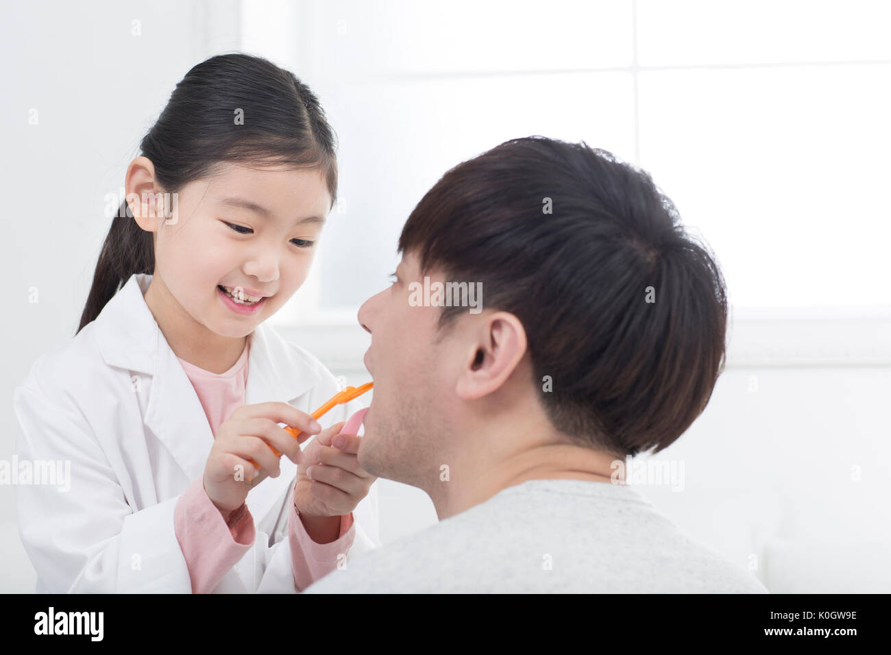 Ritratto di ragazza sorridente e di suo padre e ospedale di riproduzione Foto Stock