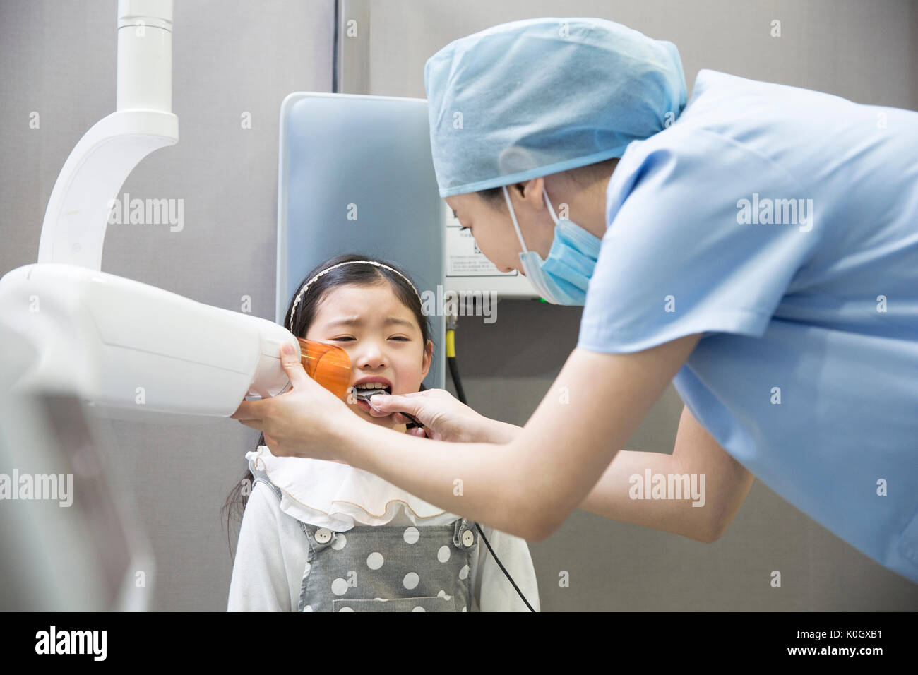 Dentista di guarigione di una bambina spaventata del paziente Foto Stock