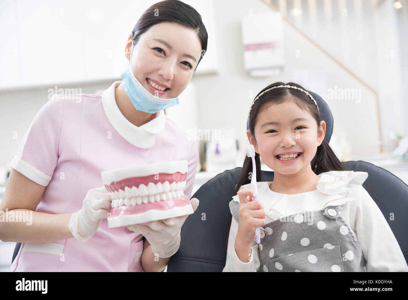 Ritratto di sorridente igienista dentista e una ragazza che pongono il paziente Foto Stock