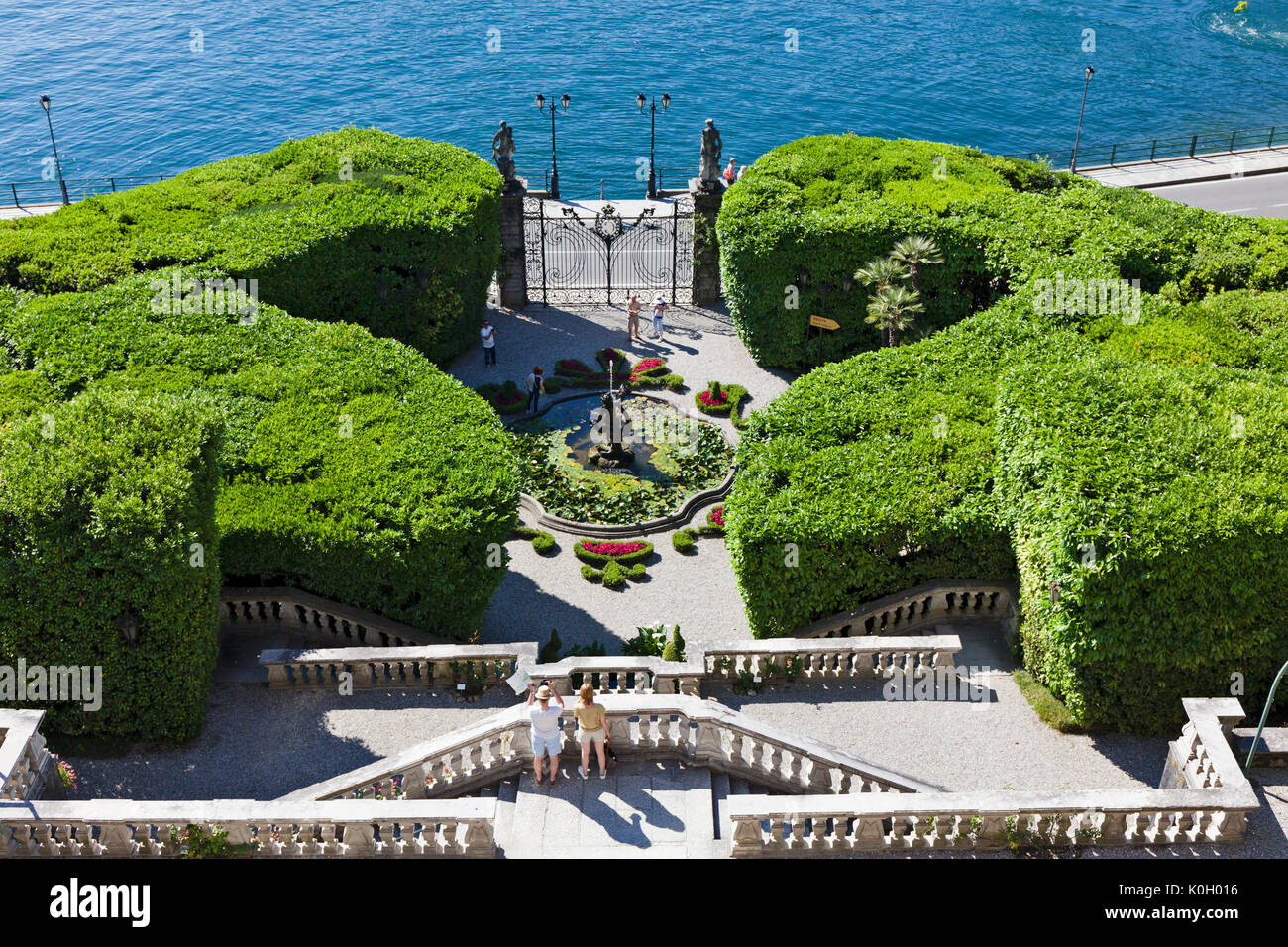 Vista dalla Villa Carlotta di giardini formali e il Lago di Como, Lombardia, Italia. Foto Stock