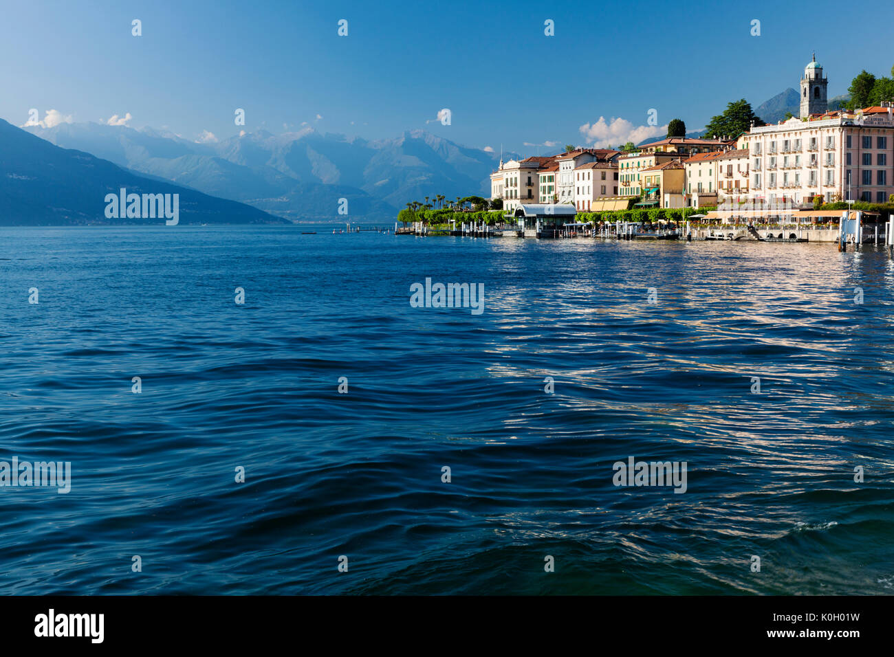 Vista del villaggio di Bellagio dal lago di Como, Lombardia, Italia. Foto Stock