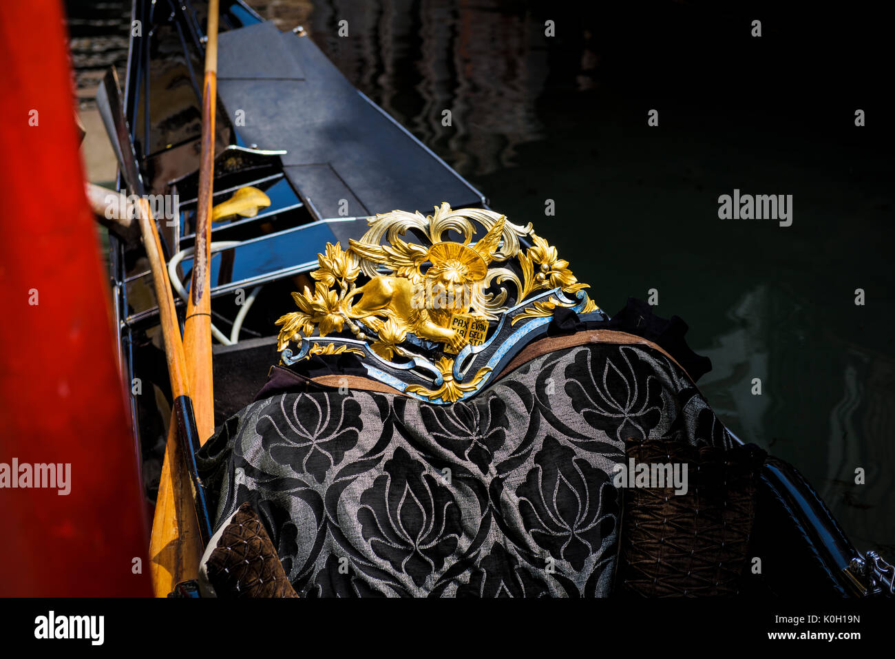 Close up dell'oro ornata di decorazione su una gondola veneziana. Venezia è situato nella zona nord di Italia in Europa Foto Stock
