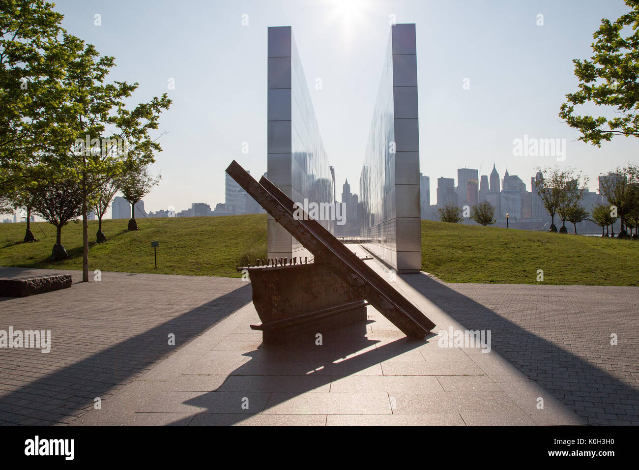 Empty Sky Memorial, Jersey City, NJ è dedicato al 749 vittime dal New Jersey che sono state uccise in attacchi 911, 11 settembre 2001. Foto Stock