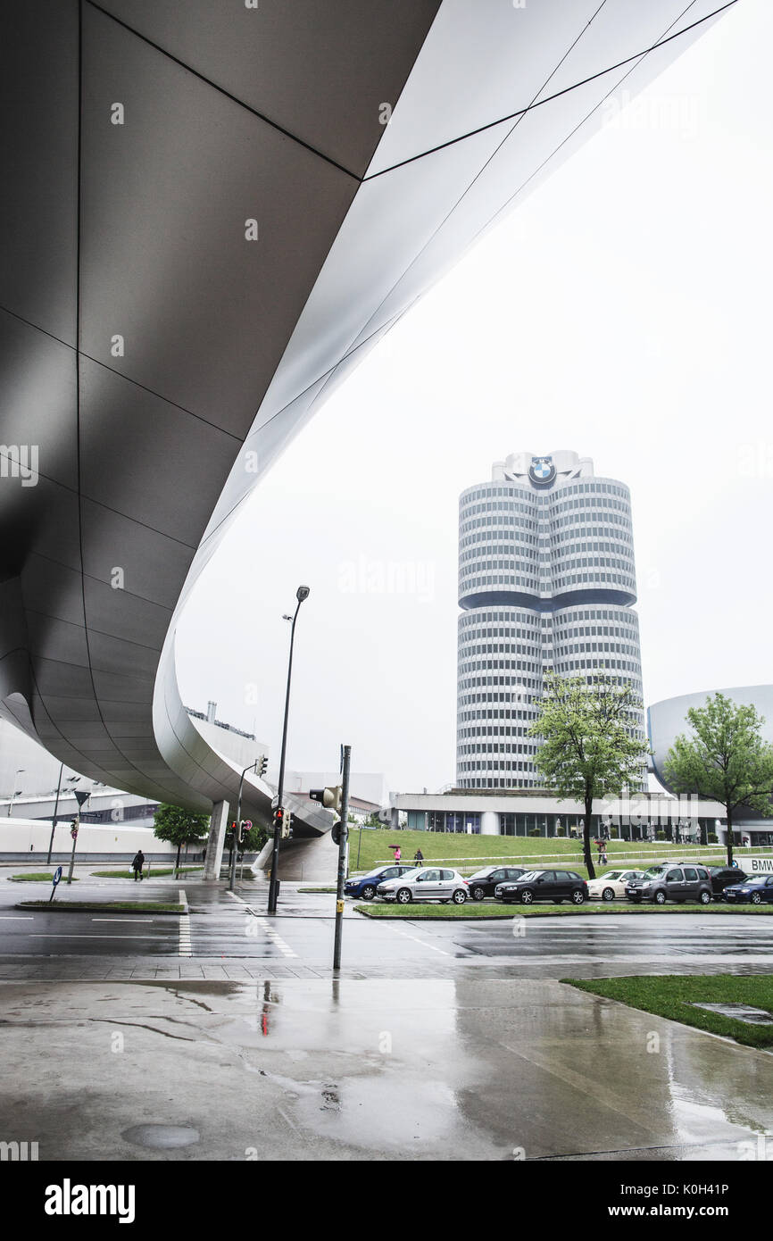 Monaco di Baviera, Germania - 24 maggio 2016. La sede della BMW ha una forma a quattro cilindri nel motore di una macchina ed è stato progettato da Karl Schwanzer. L'edificio è stato dichiarato come un edificio protetto dal 1999 ed è la sede mondiale per la BMW per oltre quarant anni di Monaco di Baviera, Germania. Foto Stock