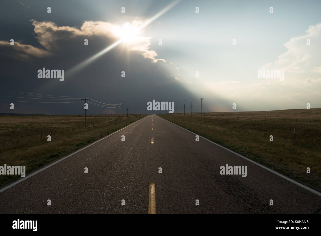 Una tempesta si innalza al di sopra dell'autostrada su un midwestern US Highway Foto Stock