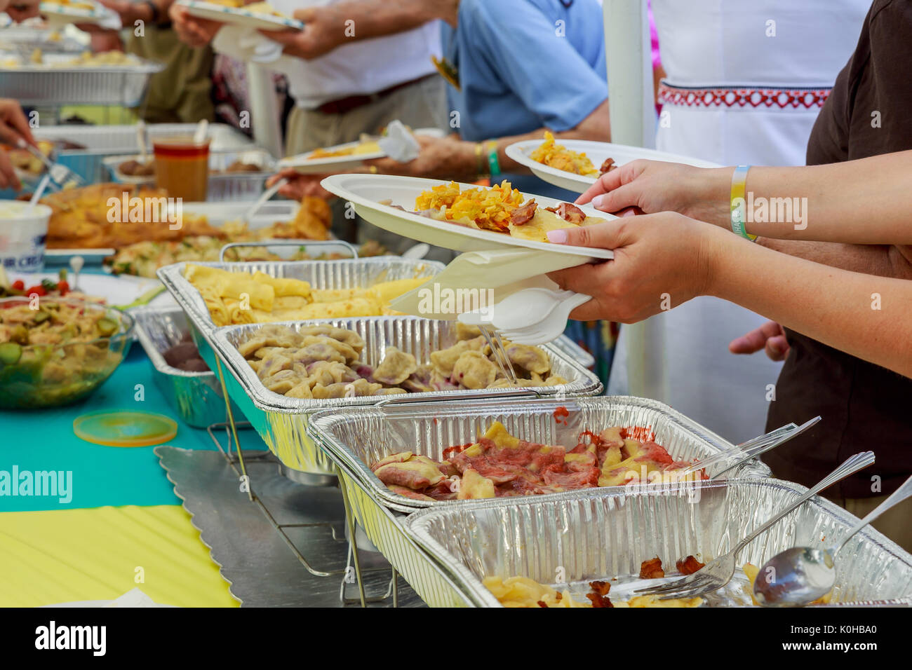 Un buffet su una vacanza sulla strada locale culinaria alimentari venduti al mercato di strada Foto Stock
