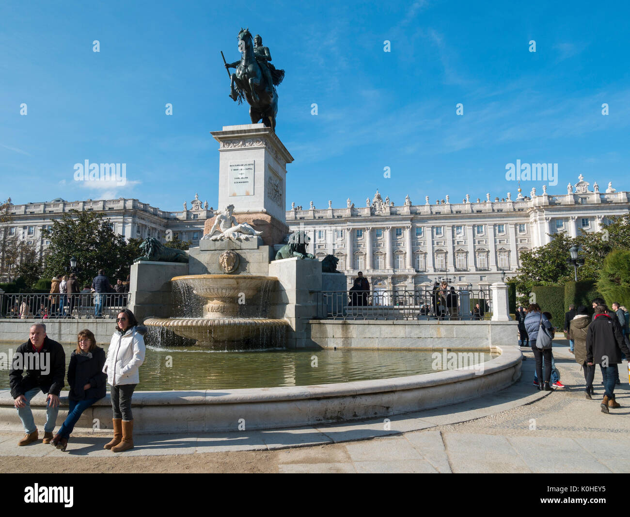 Monumento ecuestre un Felipe IV construido con el asesoramiento de Galileo Galileo para garantizar su estabilidad. Plaza de Oriente. Madrid capitale. Es Foto Stock