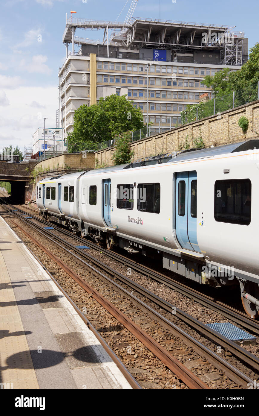 Treno Thameslink a Denmark Hill Station di Londra Foto Stock