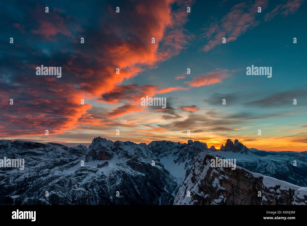 Piramide/Helltaler Schlechten, Dolomiti, Alto Adige, Italia. Orange nuvole sopra le Dolomiti e le Tre Cime di Lavaredo. Foto Stock