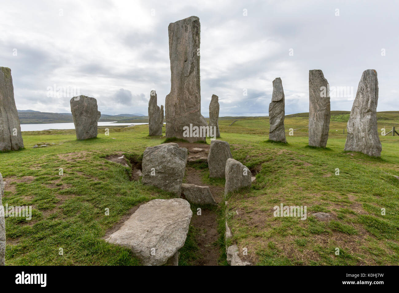 Chambered tomba, Callanish Standing pietre pietre permanente posto in una configurazione a croce con al centro un cerchio di pietra, Callanish, Scotland, Regno Unito Foto Stock